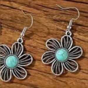 NEW faux Turquoise Earring, vintage Silvery daisy flower, center faux turquoise